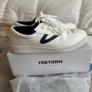 Women’s 7.5 nylite plus canvas Tretorns